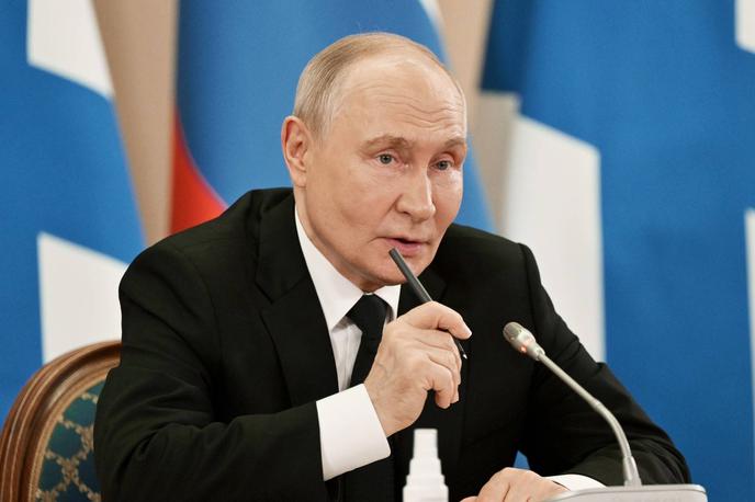 Predsednik | Pretekli konec tedna je Vladimir Putin pripadnikom ruske vojne mornarice govoril o tem, da je ozemlje Ukrajine, ki leži vzhodno od reke Dneper, vedno veljalo za del Rusije. | Foto Guliverimage