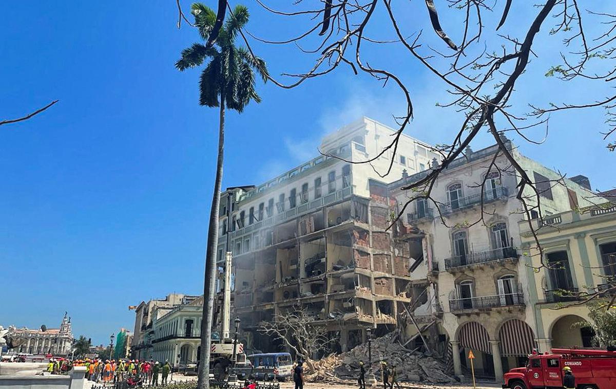Havana eksplozija | V času eksplozije je bila namreč pred hotelom parkirana cisterna z utekočinjenim zemeljskim plinom. Domneva se, da je cev, po kateri je tekel utekočinjeni zemeljski plin, puščala in so iskre vžgale visoko vnetljive hlape. | Foto Reuters