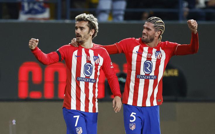 Dvoboj je postregel tudi z rekordnim dosežkom. Izpisano je bilo novo poglavje v bogati zgodovini Atletica. Ko je Antonio Griezmann v 37. minuti izenačil na 2:2, je postavil nov mejnik. Z roba kazenskega prostora je zatresel mrežo Reala, premagal vratarja Kepo Arrizabalago in dosegel 174. zadetek v dresu Atletica. S tem je postal najboljši strelec v zgodovini kluba. Izboljšal je prejšnji rekord legendarnega Luisa Aragonesa (173). | Foto: Reuters