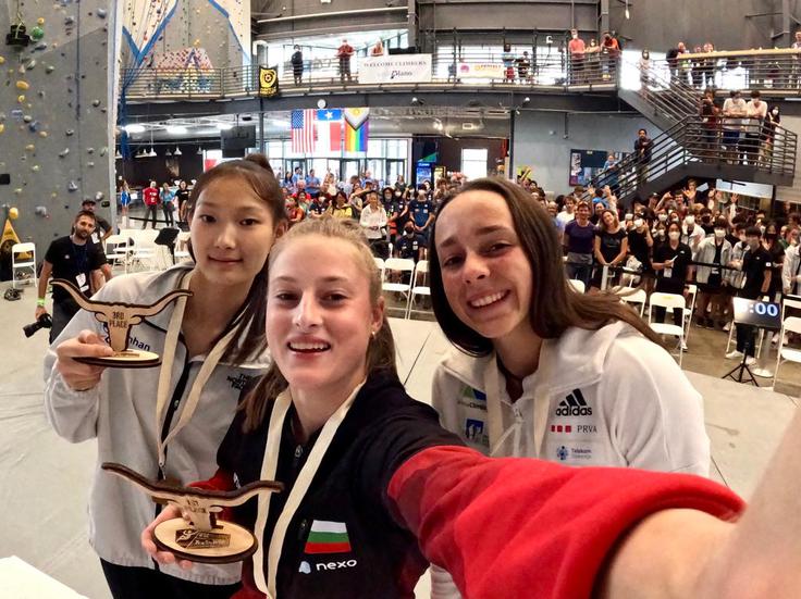 Sara Čopar (skrajno desno) se je lani z mladinskega svetovnega prvenstva v Dallasu vrnila kot svetovna mladinska prvakinja v balvanskem plezanju.  | Foto: Slobodan Mišković/IFSC
