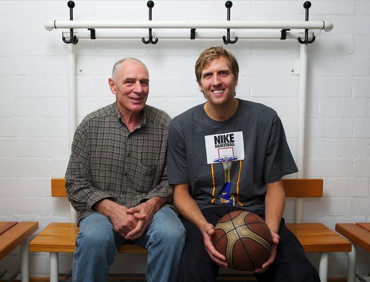 Holger Geschwindner je tesno sodeloval z Dirkom Nowitzkim in mu pomagal izboljšati prvine košarkarske igre. | Foto: Guliverimage