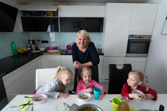 Maja kljub temu, da ima doma štiri otroke, opravlja delo s polnim delovnim časom. | Foto: Matjaž Vertuš