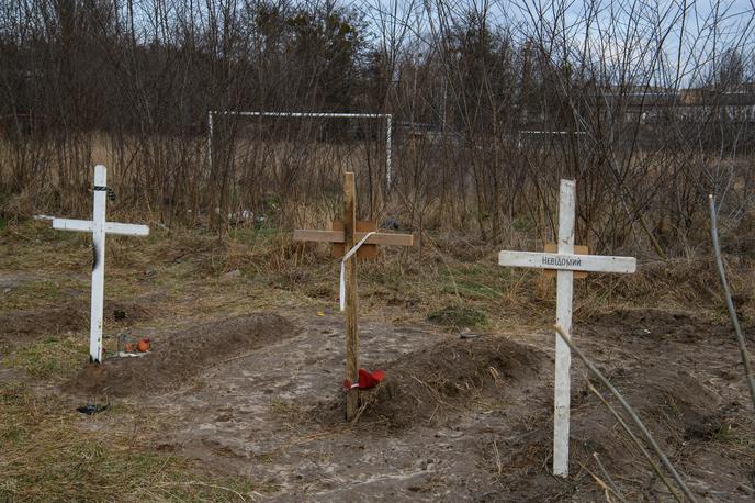Buča | V Buči so ruski vojaki po navedbah očividcev in ukrajinskih ter mednarodnih obveščevalcev ubili več sto civilistov in jih pokopali v množična grobišča. Večina umrlih se je pred Rusi več tednov skrivala v kleteh.  | Foto Reuters
