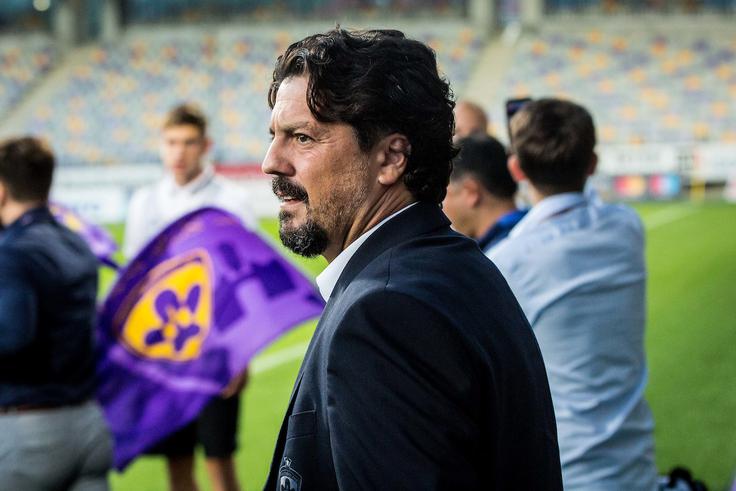 Zlatko Zahović v soboto, ko se je po tekmi pridružil novinarjem in poslušal novinarsko konferenco obeh trenerjev, ni bil zadovoljen s sodniško odločitvijo v 79. minuti. | Foto: Žiga Zupan/Sportida