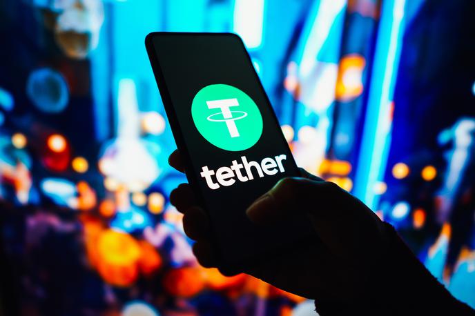 Tether | Tether je bil pred časom tarča obtožb, da gomila dolarjev, ki domnevno zagotavljajo kritje njihovemu stabilnemu kriptokovancu, ni tako obsežna, kot zagotavlja podjetje.  | Foto Shutterstock