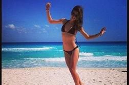 Manekenka Miranda Kerr v črnih bikinkah in z zavidljivo postavo