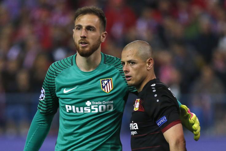 Janu Oblaku po znameniti trojni obrambi ni mogel do živega niti Javier Chicharito Hernandez, ki je zgrešil vrata. | Foto: Reuters