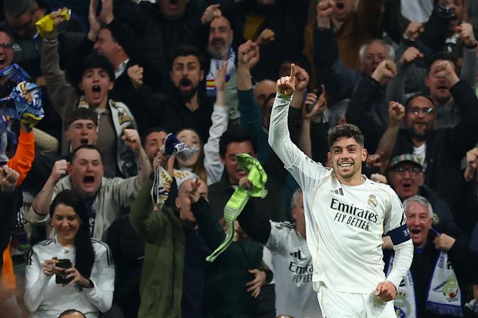 Valverde Real City | Federico Valverde je popeljal Real Madrid v vodstvo v 20. minuti, ko je podajo vpisal vratar Thibaut Courtois, sedem minut pozneje pa je prednost podvojil na 2:0. Takrat je bil podajalec Vinicius Junior. | Foto Reuters