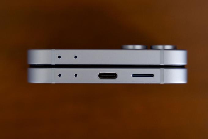 Spodnja stran prepognjenega pregibnega pametnega telefona Samsung Galaxy Z Flip6 | Foto: Ana Kovač