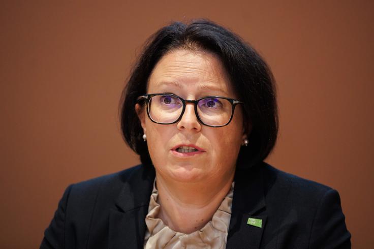 "Osnovna težava, s katero se srečujemo pravzaprav na vsakem koraku, je, da turizem v Sloveniji ni enakomerno razvit. Imamo izredno obremenjena turistična območja in imamo območja, kjer se turizem šele razvija. Zato skušamo s tem zakonom najti takšno dikcijo, ki bo omogočala prilagoditve glede na lokalne potrebe," je dejala Dubravka Kalin. | Foto: STA