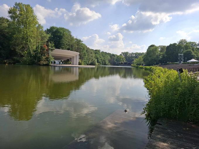 V neposredni bližini velikanskih zaslonov za spremljanje tekem je v Westfalenparku tudi manjše jezero. | Foto: R. P.