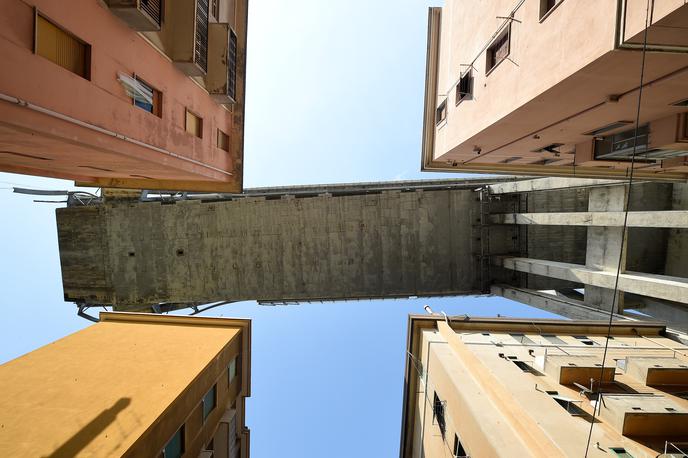 Genova | Viadukt Morandi se je zrušil prejšnji teden med nevihto, z njim je 45 metrov v globino zgrmelo več kot 30 avtomobilov in tovornjakov. | Foto Reuters