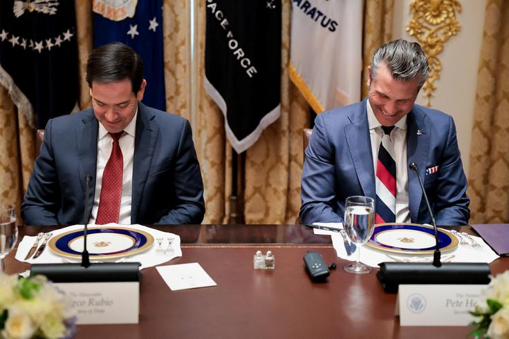 Marco Rubio in Pete Hegseth Pete Hegseth na srečanju z Zelenskim, kjer je nosil kravato v barvah ruske, slovenske, pa tudi slovaške zastave. Nerodnost ali ne preveč dobro prikrito sporočilo Zelenskemu in Ukrajincem? | Foto: Reuters