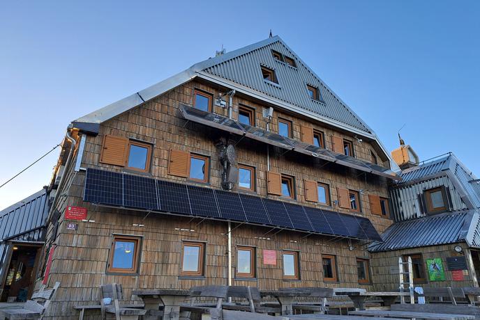 Najvišje ležeča slovenska sončna elektrarna zdaj še bolj trajnostna