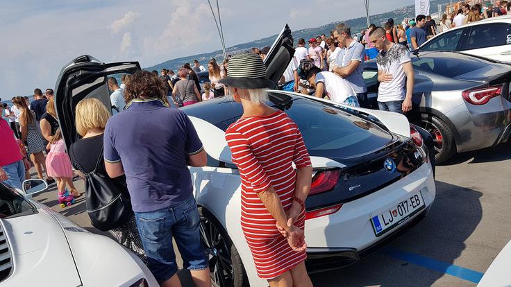 Čakanje v vrsti za ogled notranjosti BMW i8. | Foto: Metka Prezelj