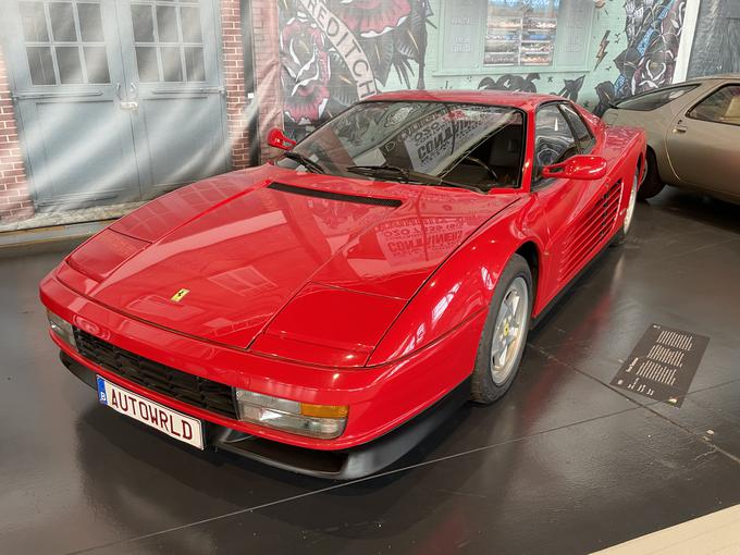 Ferrari testarossa, eden najbolj kultnih modelov italijanske znamke. Med leti 1984 in 1996 so jih izdelali 9.959, kar ga uvršča med najbolj številčne ferrarije. Kar 85 odstotkov teh je bilo rdeče barve z belo notranjostjo. Za pogon je skrbel 4,9-litrski motor V12. | Foto: Gregor Pavšič