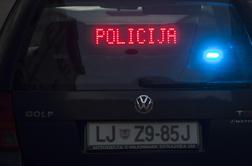 Povzročitelj petkove nesreče vozilo obrnil pri Malencah in odpeljal v nasprotno smer