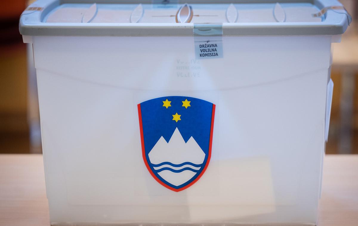 Referendum. Volitve. Glasovanje. Volilna skrinjica. | Za glasovanje po pošti se lahko prijavijo tudi volivci, ki stalno prebivajo v tujini. | Foto STA