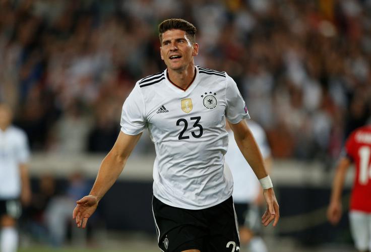 Mario Gomez je napovedal slovo, a reprezentančnih vrat naj ne bi še povsem zaprl. | Foto: Reuters