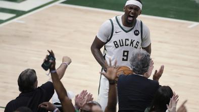 Milwaukee blesti tudi brez Antetokounmpa, od finala ga loči le še zmaga