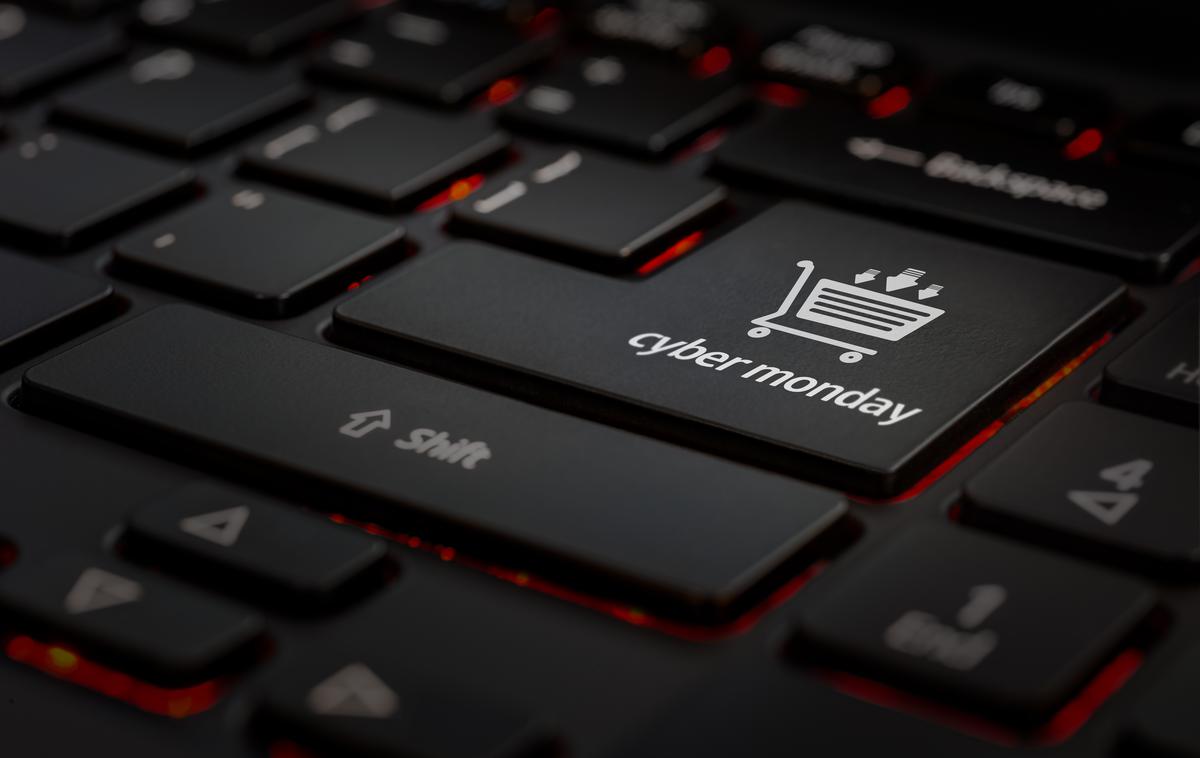 računalnik, delo na računalniku, nakup | Foto Shutterstock