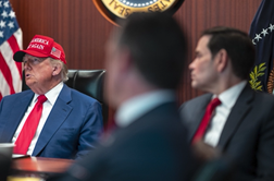 Kako je Trump v "situacijski sobi" spremljal napade ZDA na Iran #video