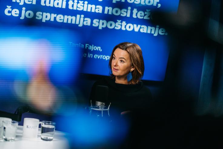 Ministrica pove, da Slovenija svoje prepoznavnosti v svetu ne gradi le z diplomacijo, temveč tudi z znanjem, znanostjo in inovacijami, ki jih v tujini pogosto poznajo bolje kot doma. | Foto: Jan Lukanović