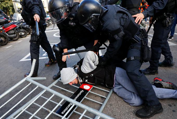Protestniki so na policiste metali kovinske palice, med demonstranti in policijo je prišlo tudi do spopadov. | Foto: Reuters