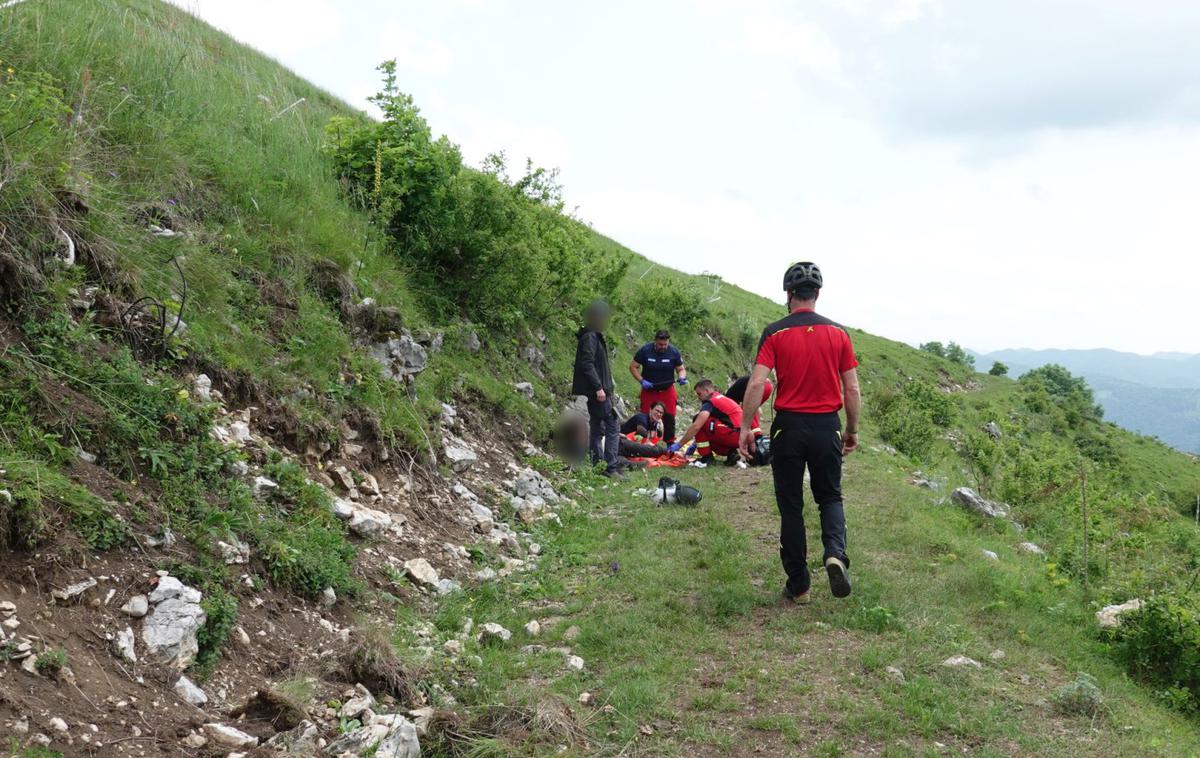 jadralni padalec, nesreča | GRS Tolmin nudi prvo pomoč poškodovanemu jadralnemu padalcu na vzletišču Kobala. | Foto Miljko Lesjak, GRS Tolmin