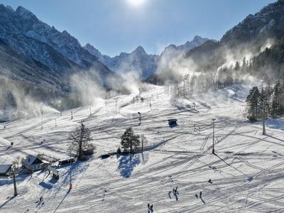 Zimska pravljica v Kranjski Gori: smučanje v treh deželah, SKI IN&OUT udobje, SNACK na smučišču in doživetja v Jasni
