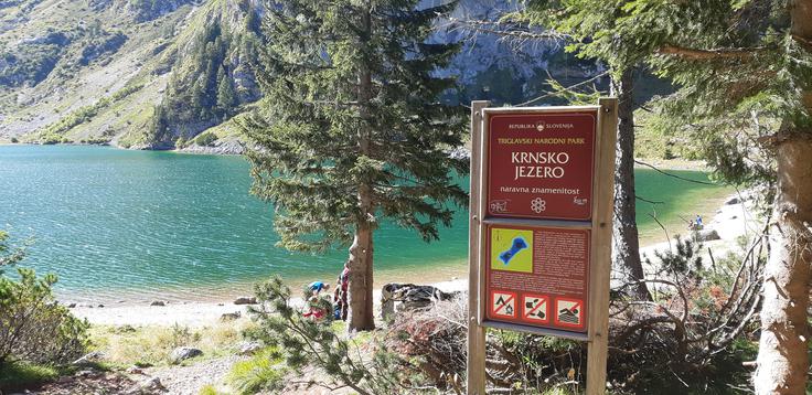 Krnsko jezero je največje slovensko visokogorsko jezero. V dolžino meri 390 m, široko je 150 m, globoko pa 17,5 metra.  | Foto: Alenka Teran Košir