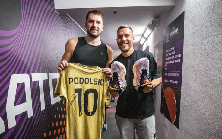 Lukas Podolski, Luka Dončić Nekdanji zvezdnik nemškega in evropskega nogometa Lukas Podolski je poleti med EuroBasketom v Katovicah poziral tudi s kapetanom slovenske košarkarske reprezentance Luko Dončićem, s katerim sta si izmenjala darila. | Foto: FIBA