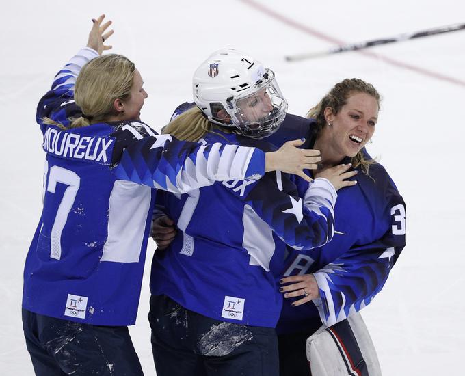 Zlate ameriške hokejistke, med njimi dvojčici Monique Lamoureux-Morando in Jocelyne Lamoureux-Davidson. | Foto: Reuters