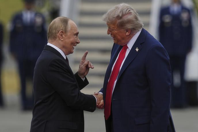 Vladimir Putin in Donald Trump | Ruskega predsednika Vladimirja Putina je na letališču v mestu Anchorage pričakal ameriški predsednik Donald Trump. Voditelja sta se ob tem rokovala in izmenjala nekaj besed. | Foto Guliverimage