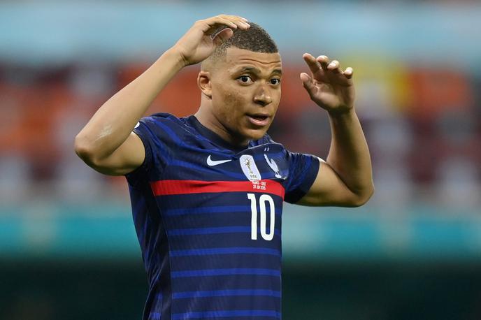 Francija Švica | Kylian Mbappe je z zvezdniško francosko zasedbo obstal v osmini finala Eura. | Foto Reuters