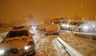 Snežni kaos v Španiji terjal tudi smrtne žrtve #video