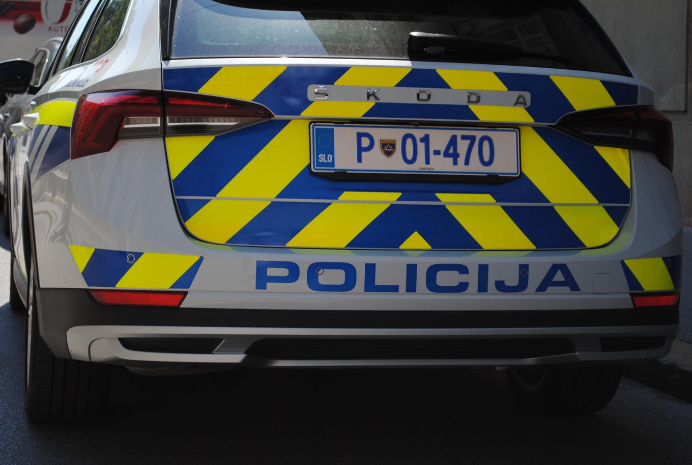 Mladostniki na Goriškem z objestno vožnjo ogrožajo promet in izzivajo policijo
