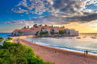 Sveti Stefan odpira vrata: cene za enodnevni najem ležalnikov astronomske
