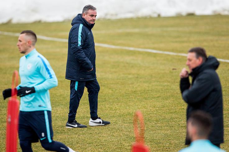 Novi selektor Tomaž Kavčič je vodil prvi trening v novi vlogi. Na njem je pogrešal nekaj najboljših slovenskih nogometašev, ki so imeli v nedeljo zelo zahtevne klubske nastope. | Foto: Žiga Zupan/Sportida