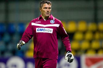 Sam sebi trener in dvakrat starejši od soigralcev