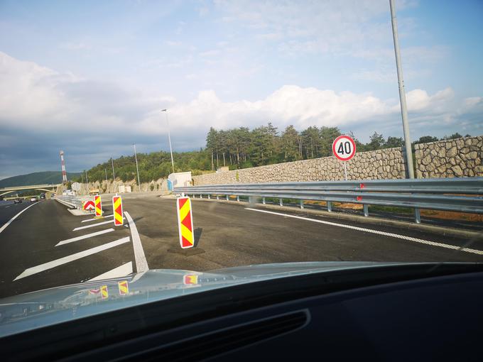 Ta prometni znak je motil radarske tempomate, Dars ga je zdaj že umaknil. | Foto: Gregor Pavšič
