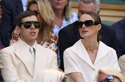 Se slavna igralka ločuje? Njenega moža so opazili brez poročnega prstana.