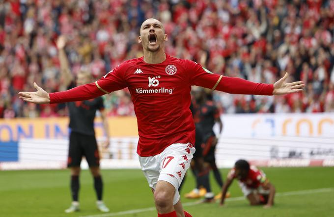 Francoz Ludovic Ajorque je v 65. minuti izenačil proti Bayernu, le osem minut pozneje pa je Mainz povedel z 2:1! Dvoboj se je končal z velikim preobratom gostiteljev, ki so zmagali s 3:1. | Foto: Reuters