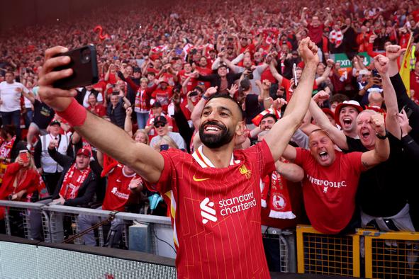 Liverpool slavi: petarda na zelenici, bakljada pred stadionom #video