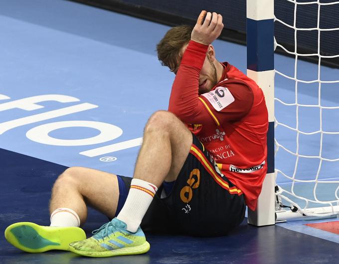 Španci so bili po koncu tekme izjemno razočarani. Petič so na evropskih prvenstvih osvojili srebrno odličje. | Foto: Reuters