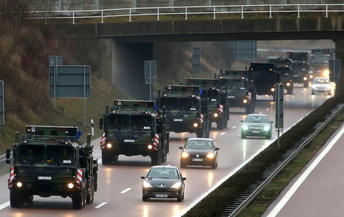 Premik enot skozi Nemčijo | Premik nemške vojaške enote, oborožene s protiraketnim sistemom patriot, po nemški avtocesti. | Foto Guliverimage