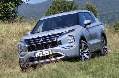 Mitsubishi outlander: ostaja posebnež, med tekmeci pa ni več edini s kablom #foto