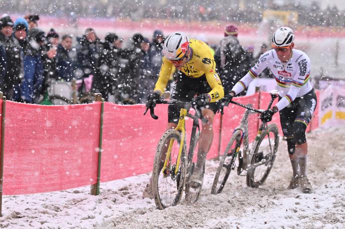 Mathieu van der Poel, Wout van Aert | Wout van Aert je zaradi padca odstopil. | Foto Reuters