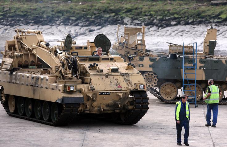 Britansko podjetje BAE Systems je od leta 2022 v svoje tovarne streliva investiralo več kot 150 milijonov funtov (173,5 milijona evrov), nov obrat v Walesu pa naj bi proizvodnjo 155-milimetrskih granat povečal za šestnajstkrat. Na fotografiji: delavci v tovarni BAE Systems v Newcastlu.  | Foto: Guliverimage
