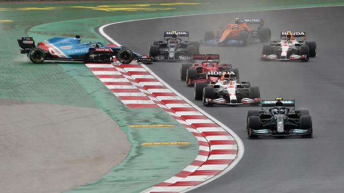 Alonso se je zavrtel v prvem zavoju. | Foto: Reuters